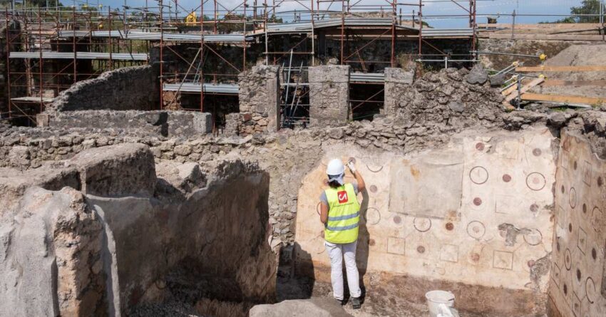 fantastically-preserved-mythological-paintings-unearthed-in
pompeii-by-archaeologists