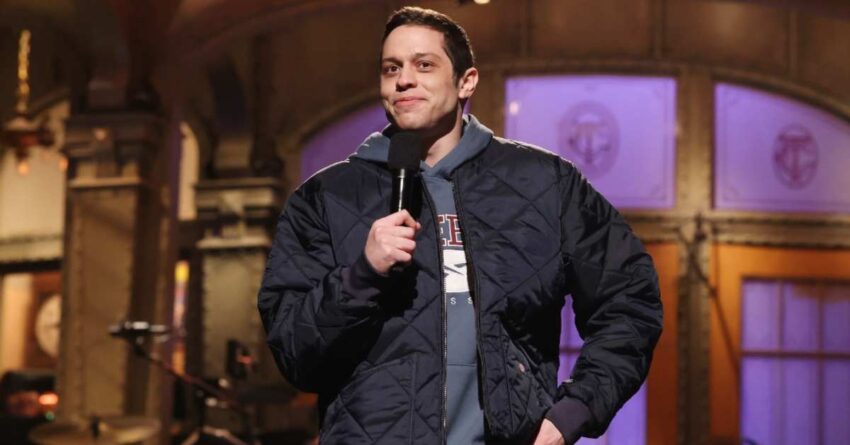 pete-davidson-reportedly-walks-off-stage-over-heckling
during-standup-set